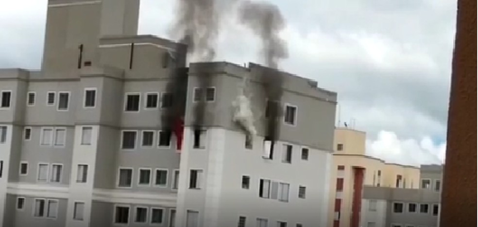 Apartamento pega fogo ap&oacute;s explos&atilde;o provocada por g&aacute;s  &mdash; Foto: William Moreno/Vanguarda Rep&oacute;rter