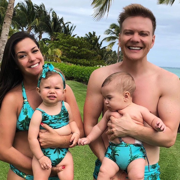 Thais Fersoza e Teló com família reunida (Foto: Instagram/Reprodução) Thais Fersoza e Teló com família reunida (Foto: Instagram/Reprodução)