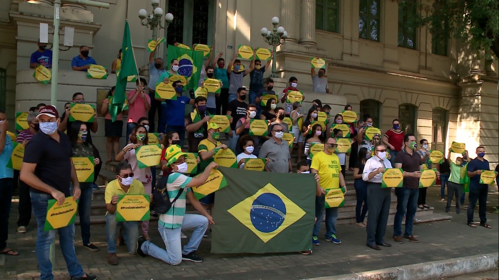 Empresários fazem protesto pela volta do trabalho diante da prefeitura de Teresina — Foto: TV Clube