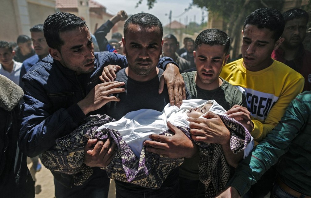 Palestinos fazem funeral para Saba Abu Arar, de um ano e dois meses, morta após confrontos entre israelenses e palestinos neste domingo — Foto: MAHMUD HAMS / AFP