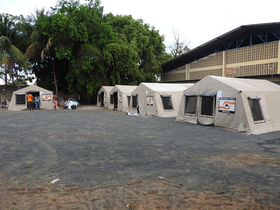 Cinco barracas da Defesa Civil foram montadas neste domingo (26) (Foto: Jackson Félix/G1 RR)