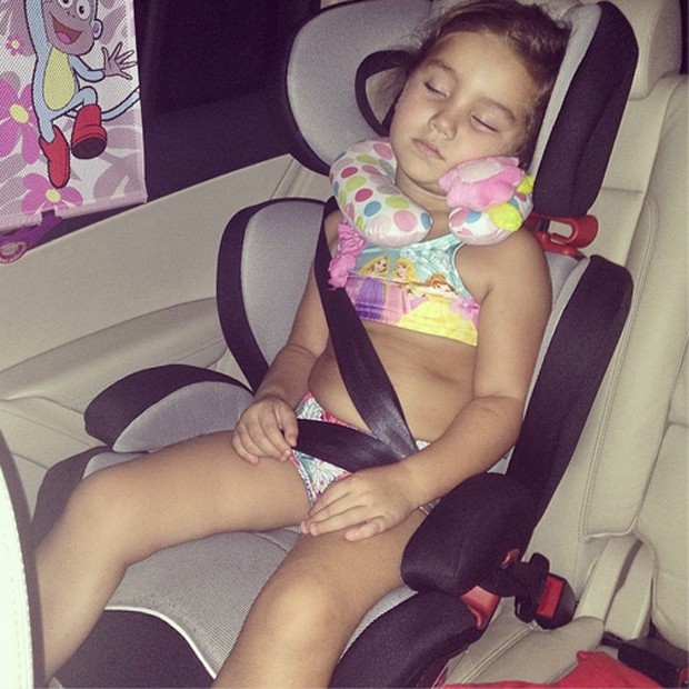 Olivia cai no sono no carro (Foto: Reprodução/Instagram)