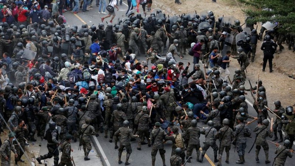 Os migrantes tentaram romper o muro humano formado pelas forças de segurança da Guatemala — Foto: Reuters/BBC