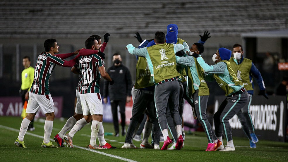 Jogadores comemoram vitória sobre o River Plate na Argentina — Foto: Lucas Merçon / Fluminense FC