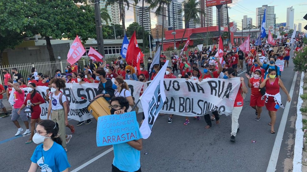 Manifestantes promovem atos contra o presidente Jair Bolsonaro e a favor da vacina em Natal — Foto: Anna Alyne Cunha/Inter TV Cabugi