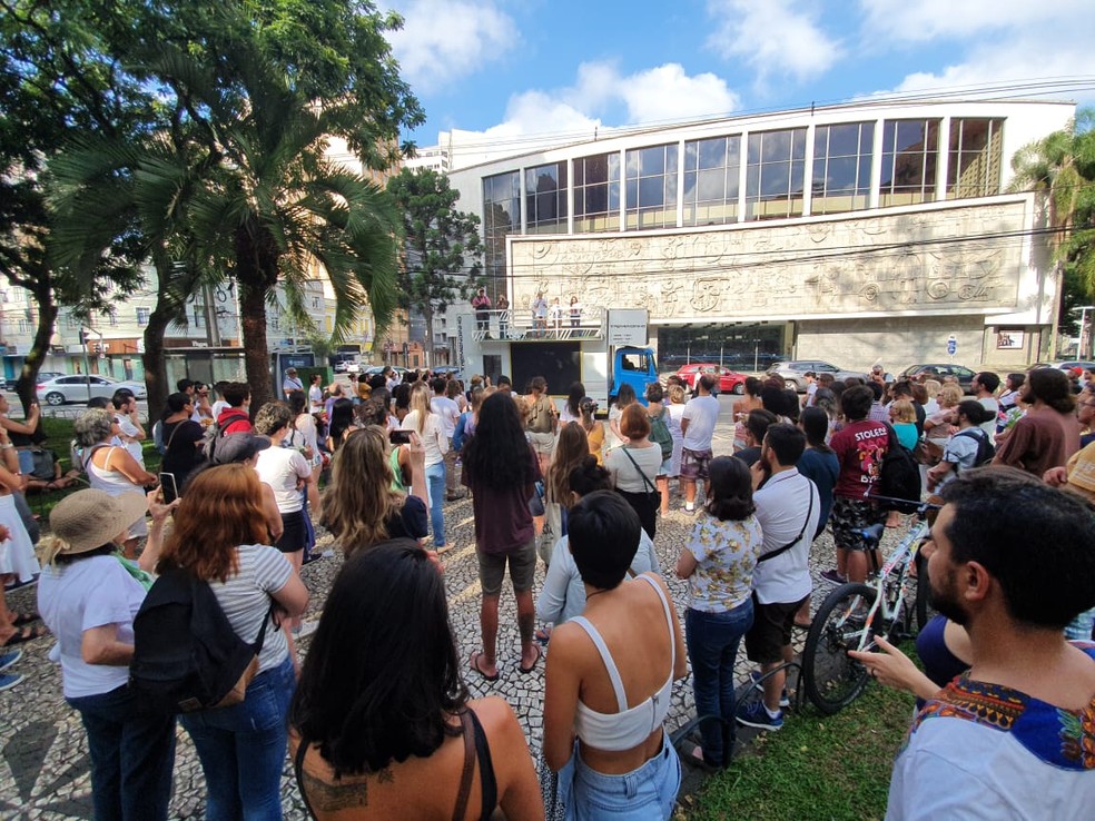 Manifestantes se reúnem em frente ao Teatro Guaíra, em Curitiba — Foto: Maurício Freire/RPC Curitiba