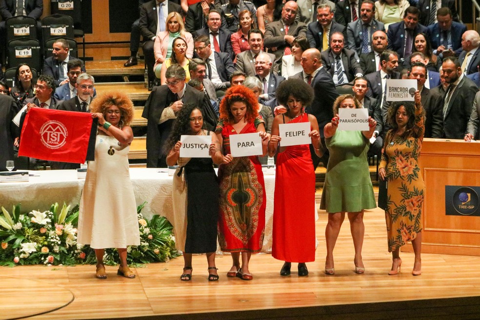 Bancada Feminista do PSOL em cerimônia de diplomação, nesta segunda (19) — Foto: Tomzé Fonseca/Futura Press/Estadão Conteúdo