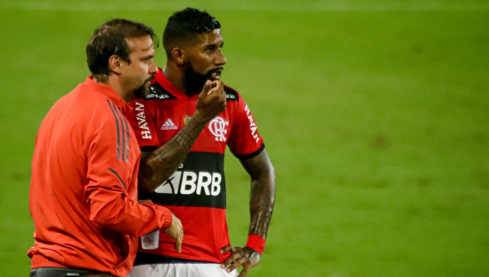 Analiso como uma boa atuação, Mauricio Souza minimiza polêmicas em vitória do Flamengo