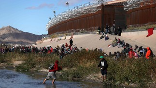 Imigrantes atravessam o Rio Grande para se render aos agentes da fronteira dos EUA, em El Paso, Texas, na divisa com Ciudad Juarez, estado de Chihuahua, México — Foto: Herika Martinez / AFP