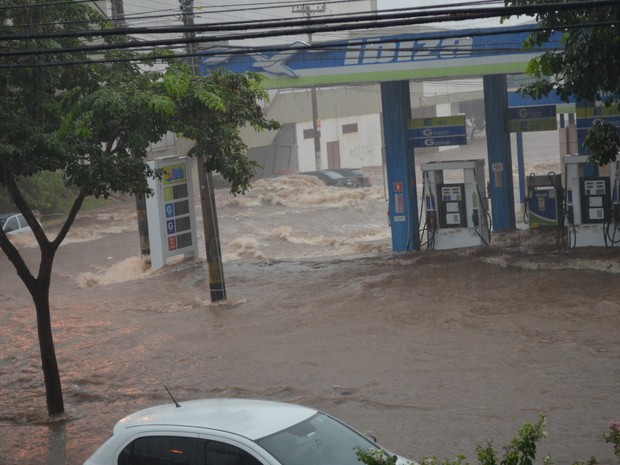 Chuva arrasta carros em Piracicaba_0603 (Foto: Juliana Franco/G1)