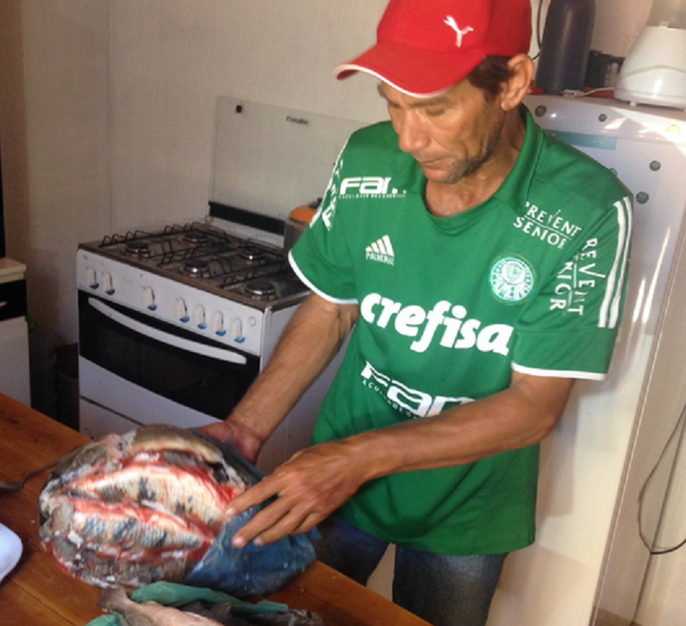 Antes a fartura. Hoje o pescador Ubiratan mostra o pouco de peixe que guarda na geladeira de casa. (Foto: Gioras Xerez/G1 Ceará)