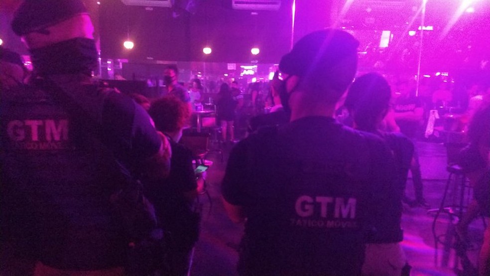 Prefeitura interdita festa com 300 pessoas em casa de swing na Barra da Tijuca, Zona Oeste do Rio
