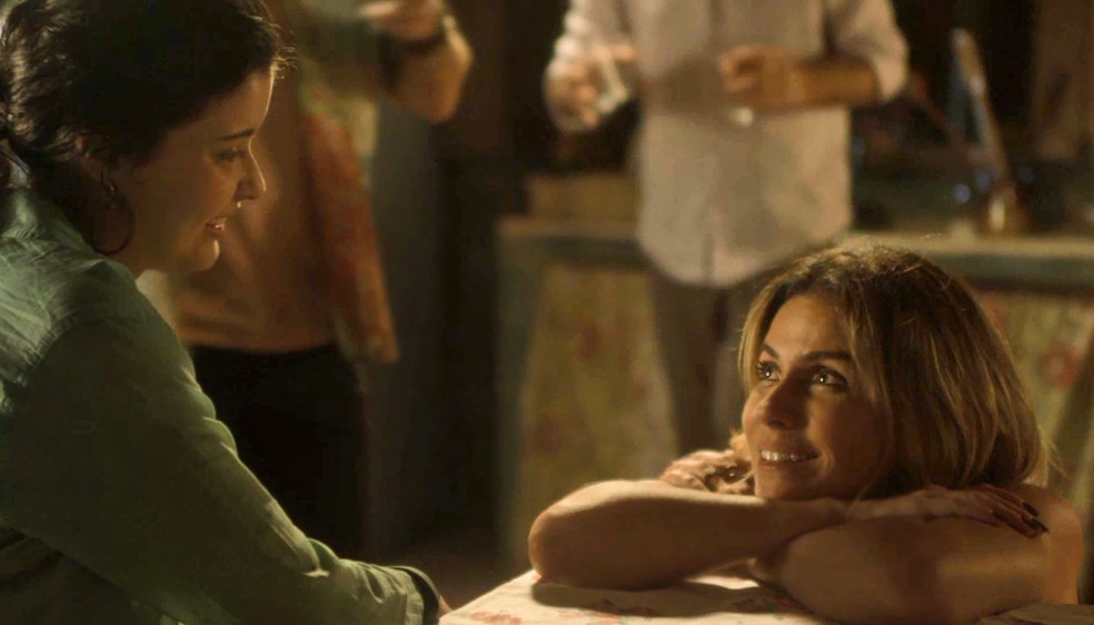 Luzia fica radiante ao se encontrar com a sua suposta filha — Foto: TV Globo