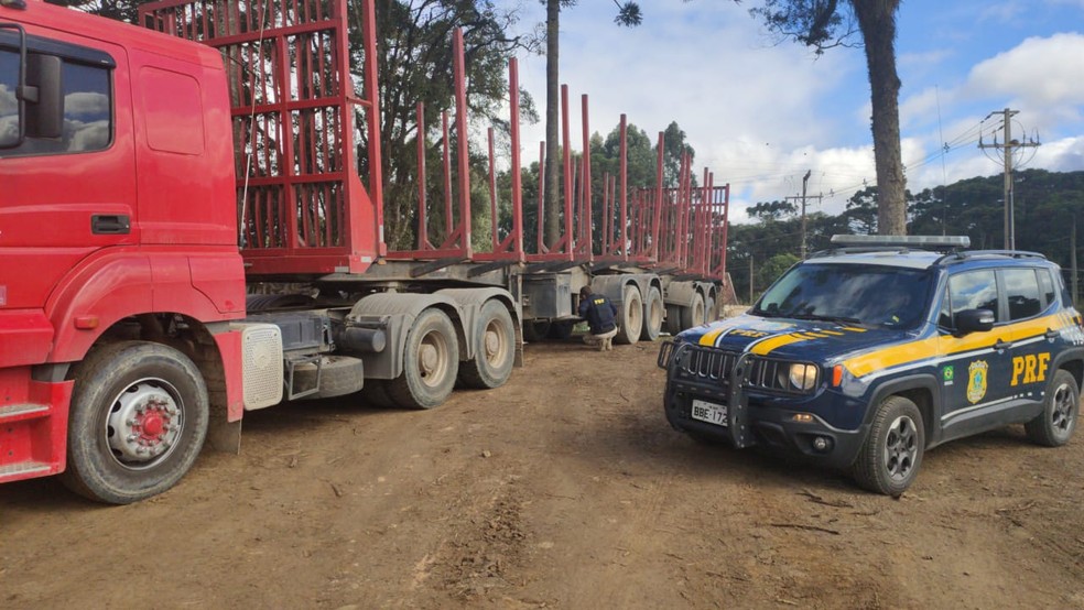 Caminhão envolvido em acidente na BR-476, em Araucária, foi encontrado pela polícia em pátio de empresa — Foto: PRF/Divulgação