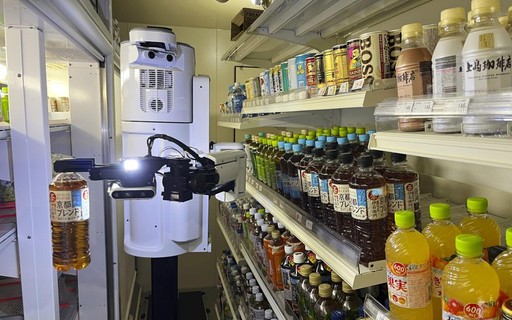 人工知能を使用して店舗の棚で飲み物を整理する日本のロボットに会う – 中小企業 大企業