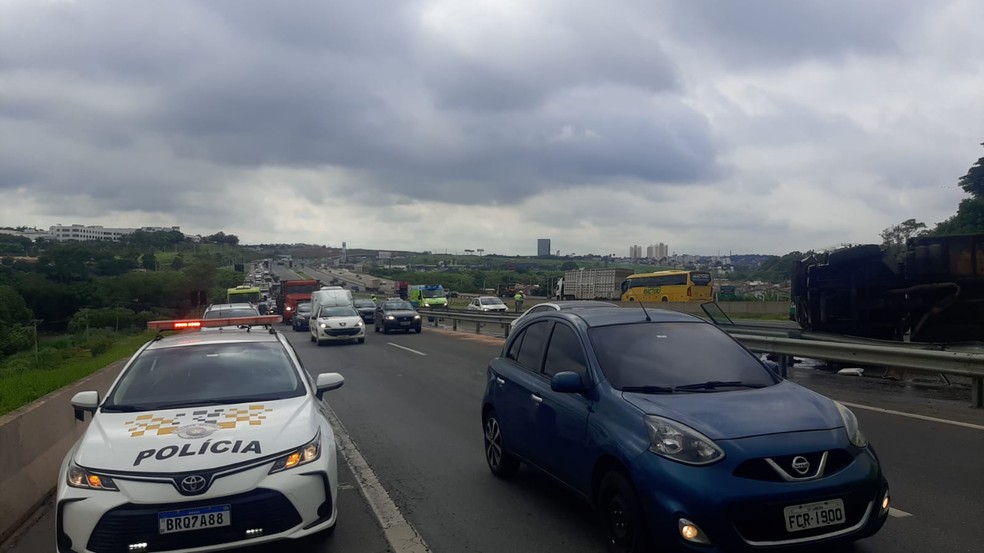 Trânsito congestionado na Rodovia D. Pedro I após acidente com caminhão, em Campinas — Foto: Helen Sacconi/EPTV