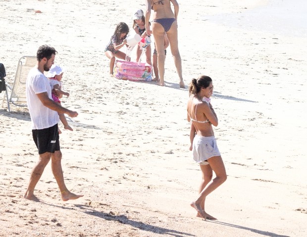 Marcella Fogaça e Joaquim Lopes levam gêmeas à praia no Rio (Foto: AgNews)