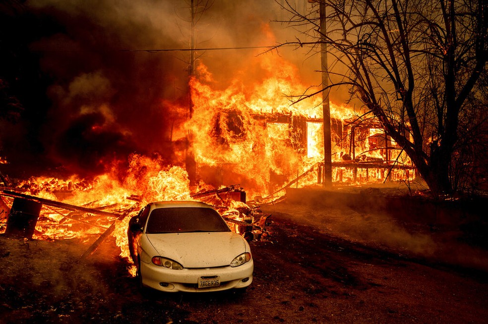 As chamas do incêndio florestal Dixie consomem uma casa na Rodovia 89 ao sul de Greenville, na Califórnia, em 5 de agosto de 2021 — Foto: Noah Berger/AP