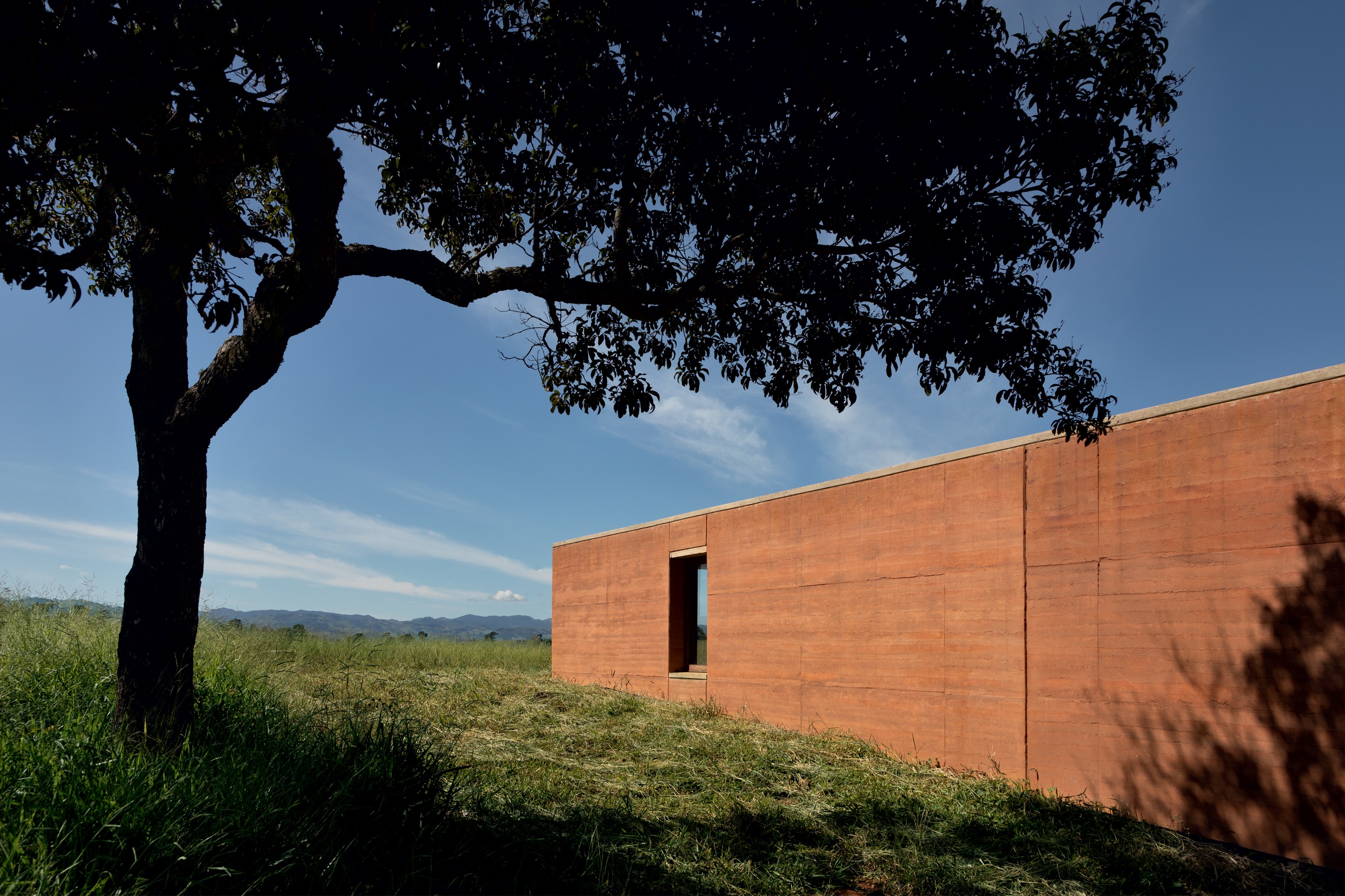 Sustentável, casa na Serra da Bocaína tem paredes de taipa (Foto: Ruy Teixeira)