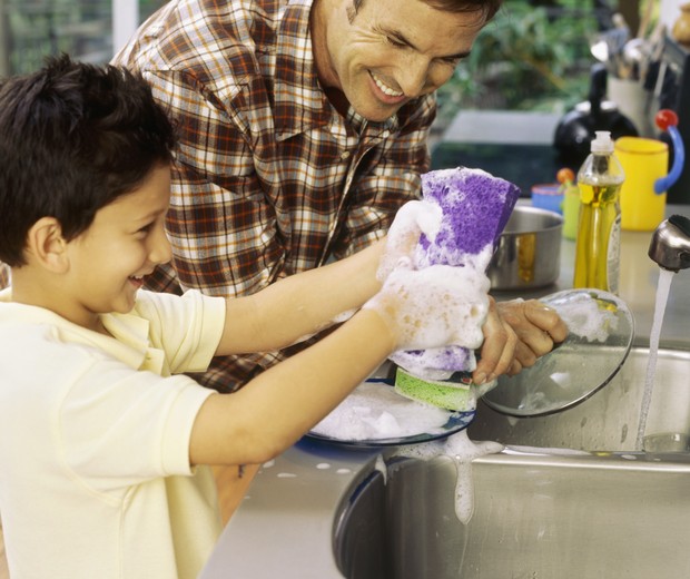 Pai e filho lavam louça juntos (Foto: Thinkstock)