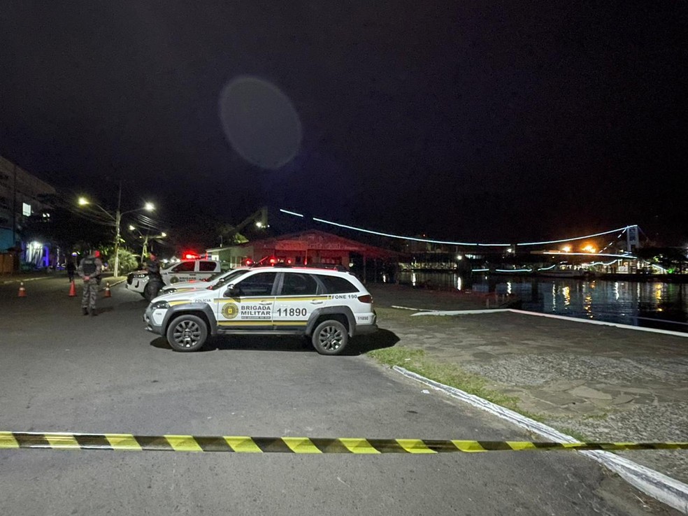 Brigada Militar isola área onde ponte caiu entre RS e SC — Foto: Vitor Rosa/RBS TV