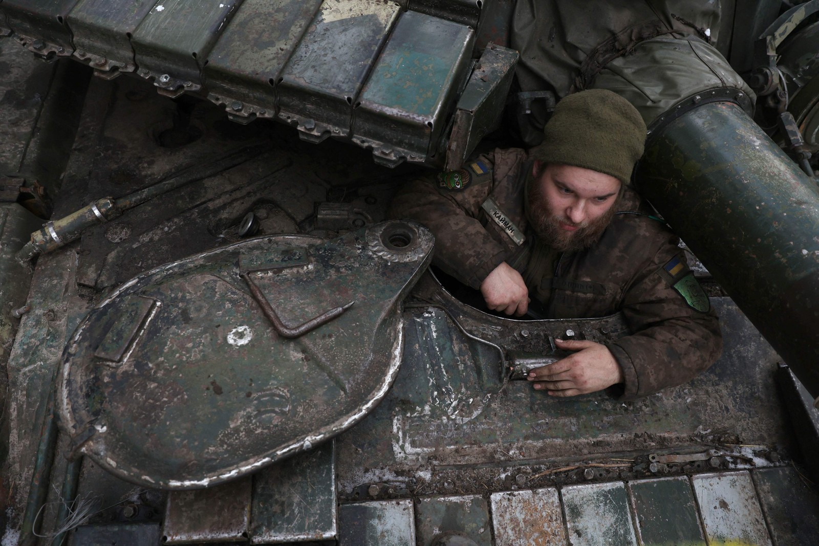Soldado ucraniano Yevgen Omelnyk, 25, senta-se em seu tanque em uma posição perto de uma linha de frente na região de Kharkiv — Foto: ANATOLII STEPANOV/AFP