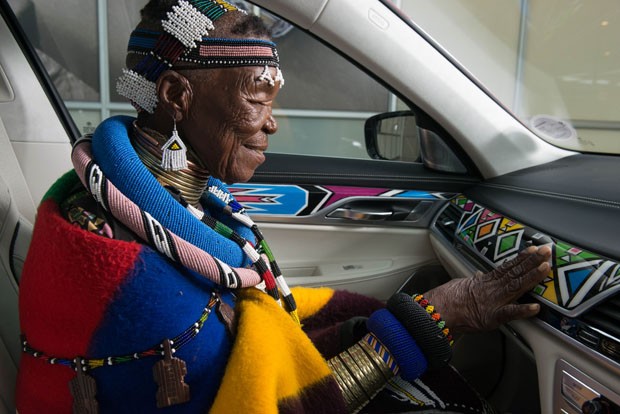 Na África do Sul, BMW ganha assessórios pintados por Esther Mahlangu (Foto: Divulgação)