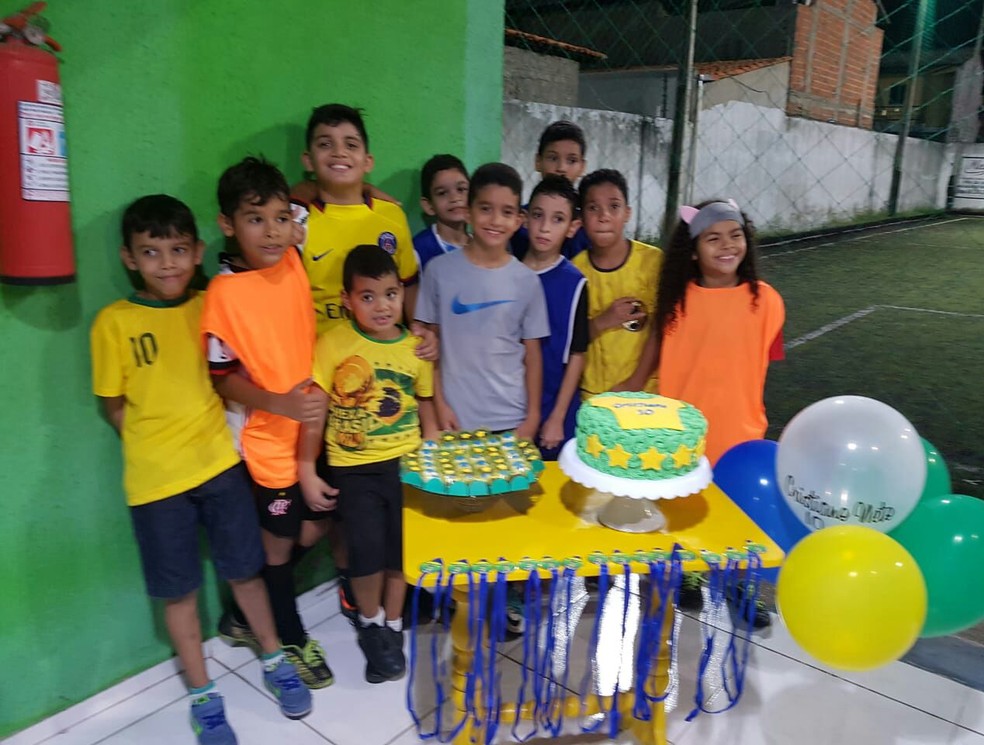 Cristiano Oliveira, de 10 anos, . Ele comemora todos os aniversários com o tema futebol. Ele conta que ficou depressivo na eliminação do Brasil em 2014, mas conseguiu se distrair e esquecer (Foto: Arquivo Pessoal)