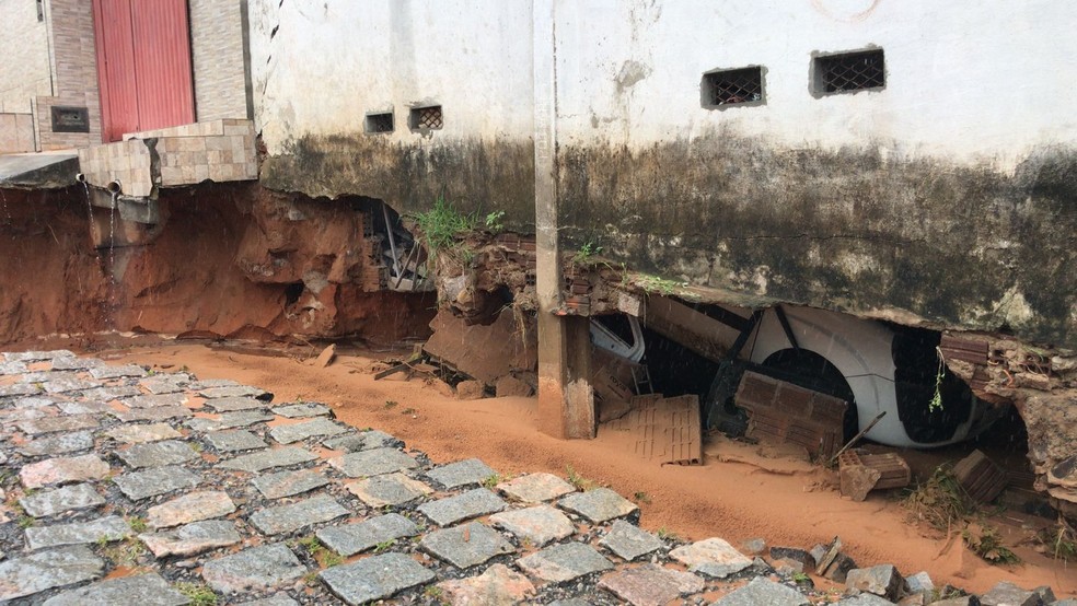 O piso de uma oficina cedeu e o im&oacute;vel esmagou um carro em Felipe Camar&atilde;o &mdash; Foto: Ayrton Freire/Inter TV Cabugi