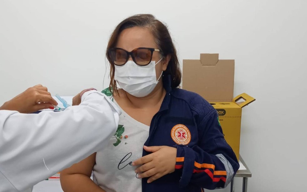 T&eacute;cnica de enfermagem, Ana Anjos, recebendo a segunda dose da vacina contra a Covid-19 na BA &mdash; Foto: Arquivo pessoal