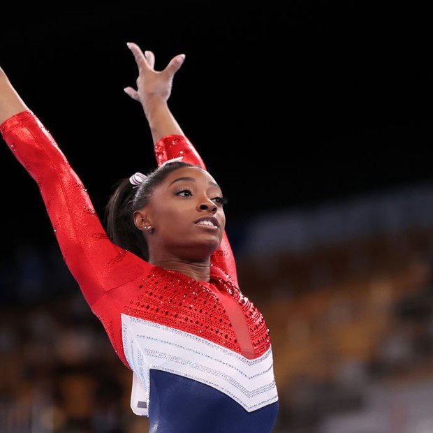 TOKYO, JAPAN - JULY 27: Simone Biles of Team United States competes on vault during the Women's Team Final on day four of the Tokyo 2020 Olympic Games at Ariake Gymnastics Centre on July 27, 2021 in Tokyo, Japan. (Photo by Laurence Griffiths/Getty Images) (Foto: Getty Images)