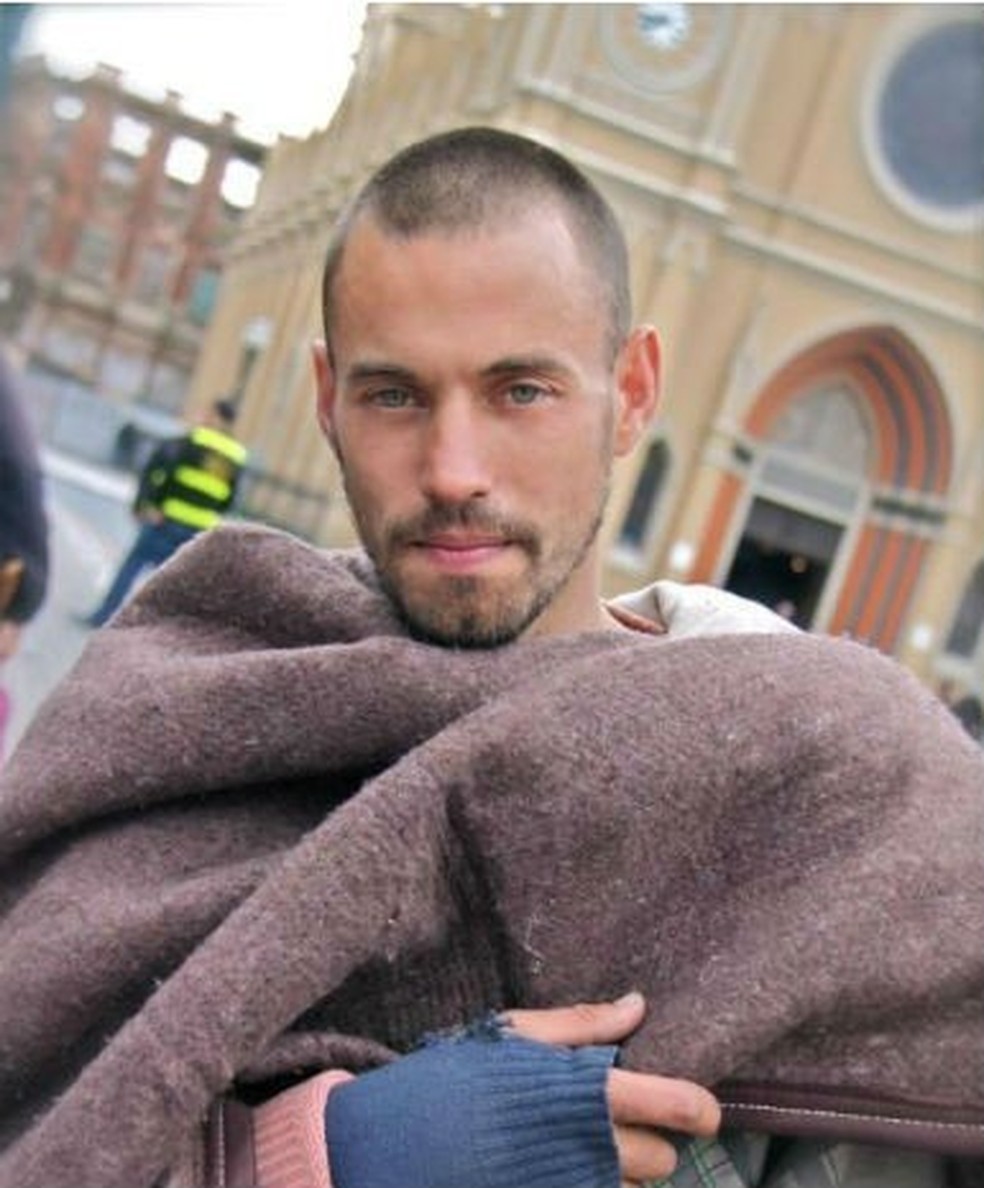 Rafael morou na rua por cerca de um ano, até foto deixá-lo famoso — Foto: Reprodução/Facebook