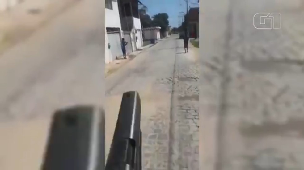 Durante a ação de bandidos armados, as ruas do bairro em Macaé ficaram completamente desertas.  — Foto: Reprodução/Redes sociais