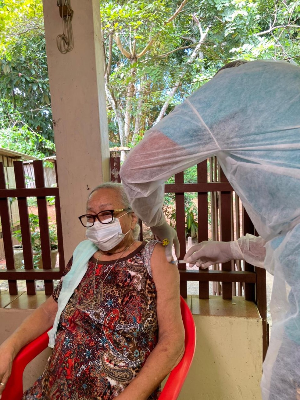 Garrilda Amorin recebeu primeira dose da vacina — Foto: Tálita Sabrina/Rede Amazônica Acre