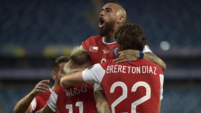 Chile comemora gol sobre o Uruguai