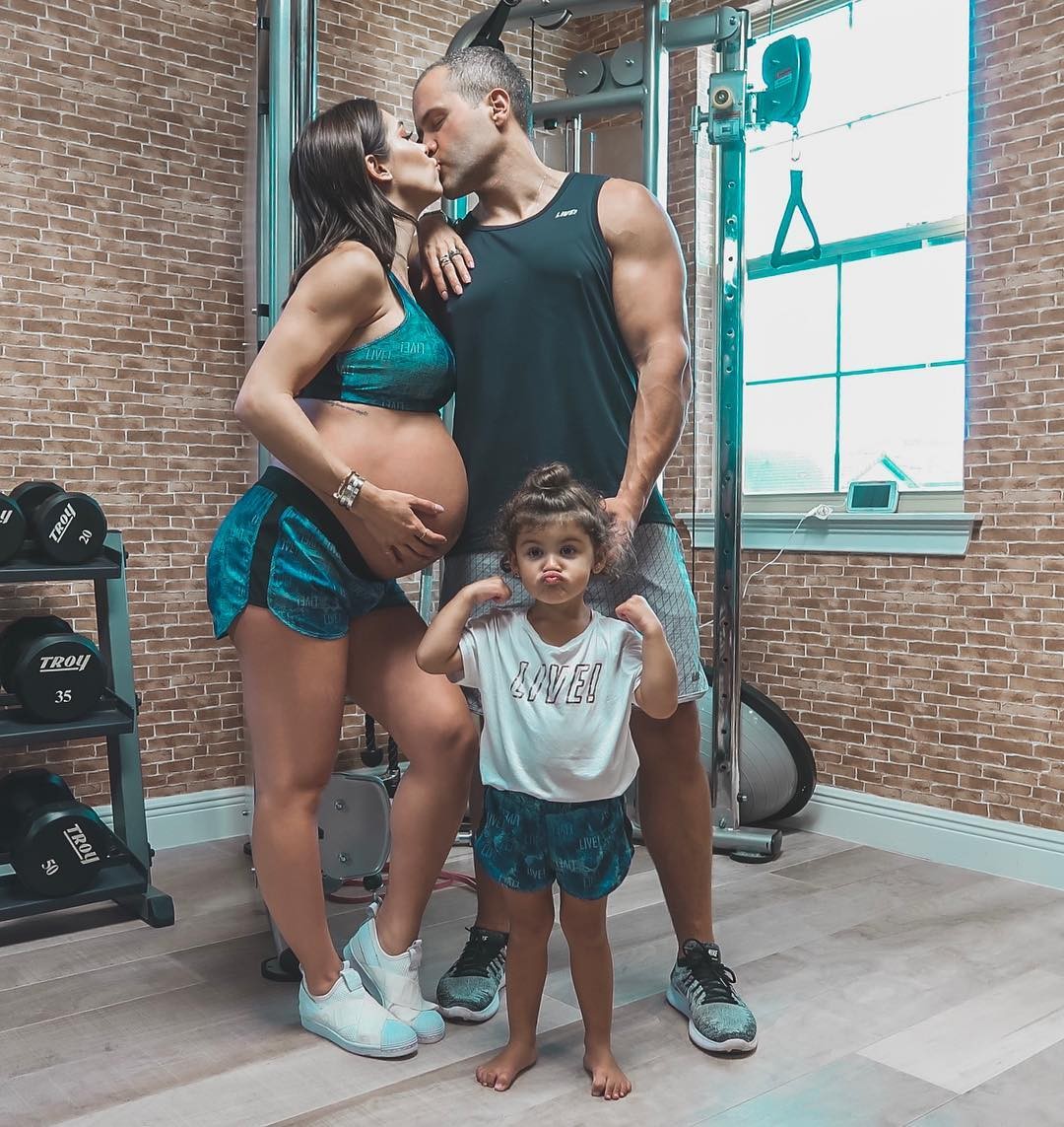 Bella Falconi e família (Foto: Reprodução/Instagram)