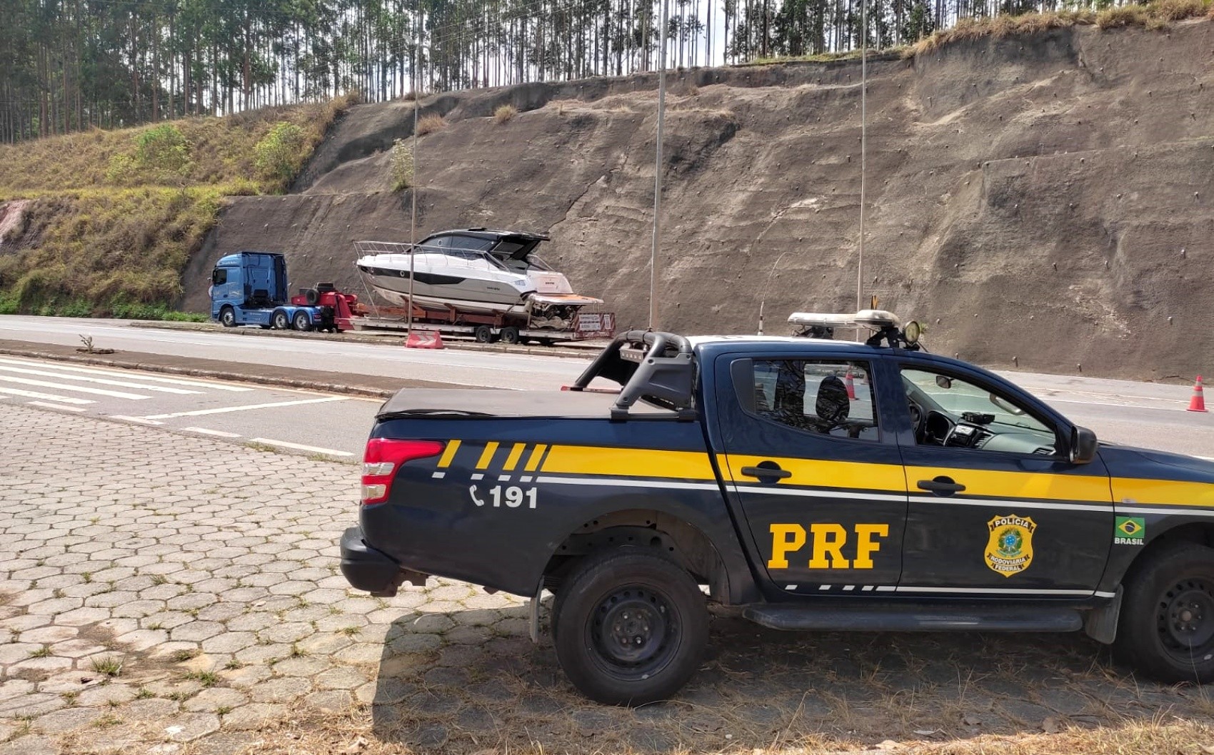 Barco de luxo avaliado em R$ 4 milhões é apreendido sem nota fiscal na Fernão Dias, em MG