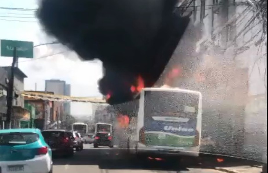 Ônibus foi incendiado em Duque de Caxias na Baixada Fluminense