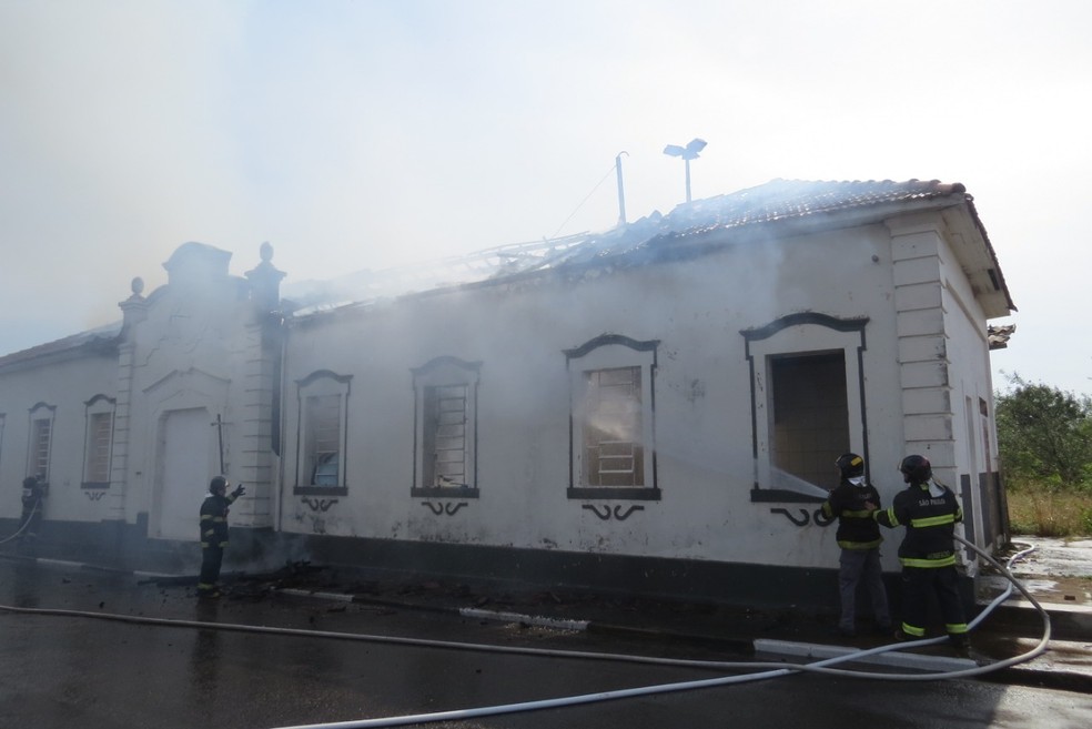 Incêndio atingiu antiga Estação Ferroviária de Presidente Epitácio — Foto: Orinho/Folha da Estância