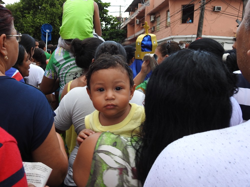 No colo dos pais, crianças acompanharma procissão de Nossa Senhora Aparecida (Foto: Ive Rylo/ G1 AM)