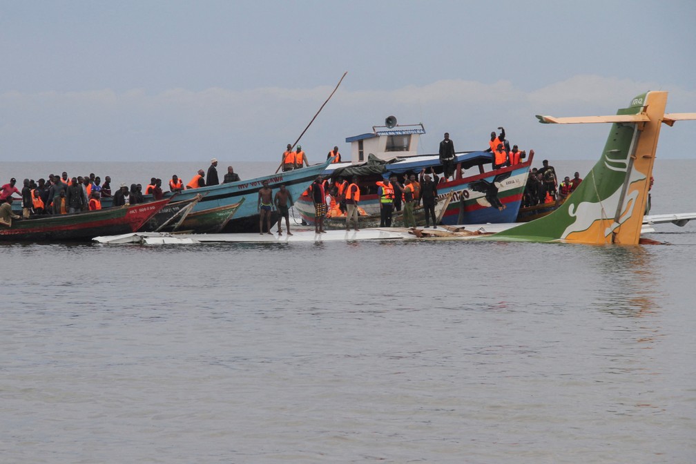 Avião cai em lago na Tanzânia. — Foto: REUTERS/Stringer
