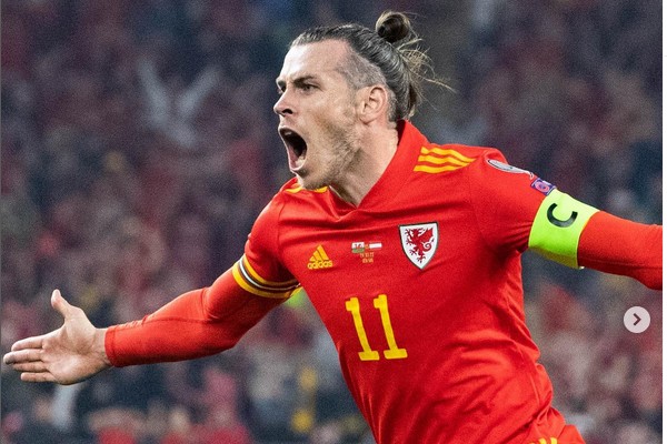O jogador de futebol galês Gareth Bale comemorando um de seus gols na vitória de 2 a 1 do País de Gales contra a Áustria pela repescagem para a Copa do Mundo de 2022 (Foto: Instagram)