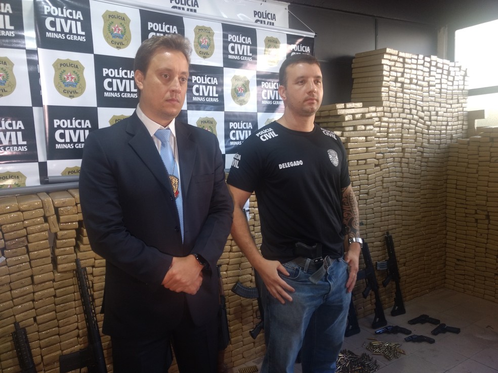 Delegado Regional Armando Avólio e Delegado da Especializada Antidrogas Rogério Woyame falaram sobre a maior apreensão de drogas e armas em MG em 2019 — Foto: Roberta Oliveira/G1