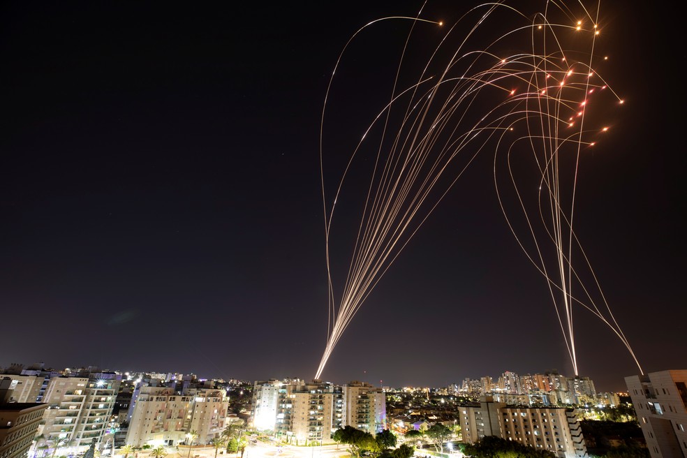 Rastros de luz do sistema antimsseis de Israel em ao na cidade de Ashkelon, em 11 de maio de 2021  Foto: Nir Elias/Reuters