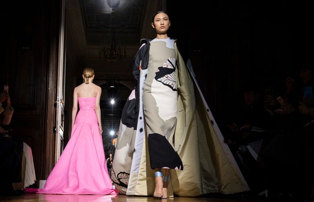 PARIS, FRANCE - JANUARY 22: Ning Jinyi walks the runway during the Valentino Haute Couture Spring/Summer 2020 show as part of Paris Fashion Week on January 22, 2020 in Paris, France. (Photo by Peter White/Getty Images) (Foto: Getty Images)