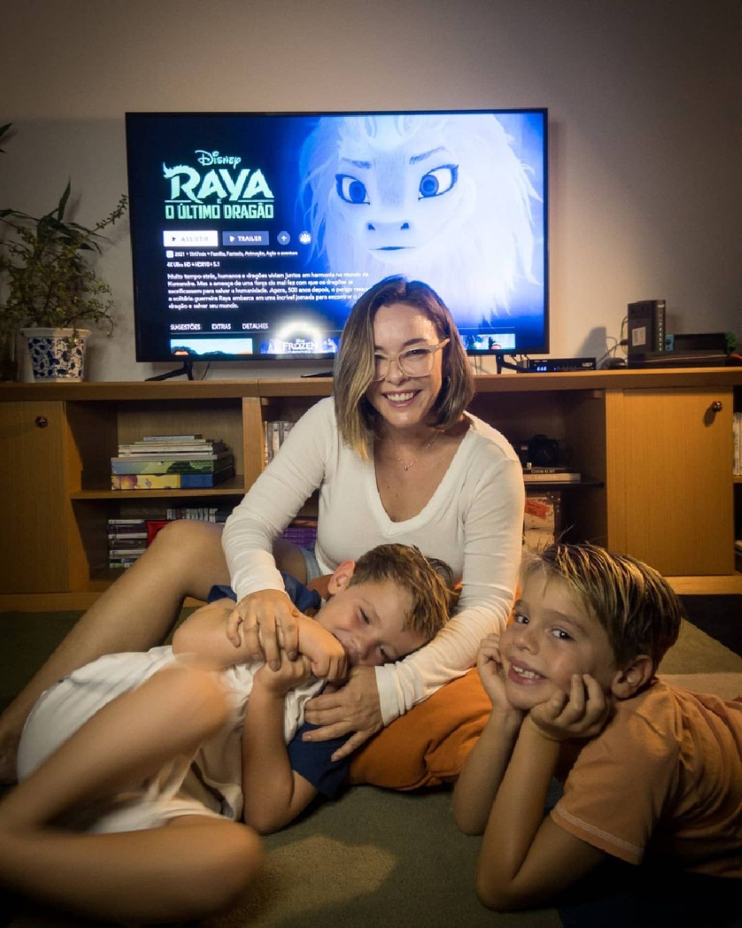 Regiane Alves mostra cinema em casa com os filhos (Foto: reprodução/instagram)