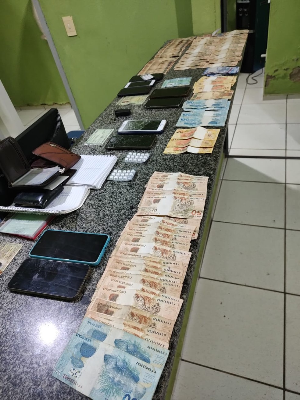 Dinheiro em espécie e smartphone encontrados com os suspeitos — Foto: Polícia Militar do Piauí