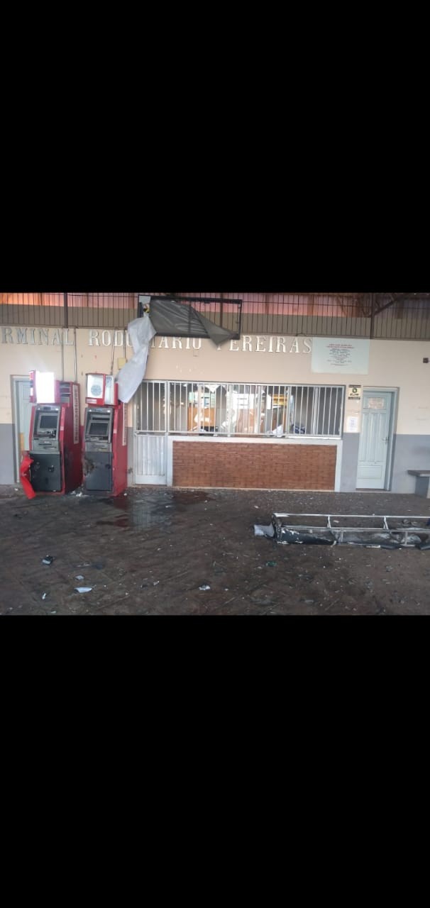 Criminosos explodem caixas eletrônicos do terminal rodoviário de Pereiras