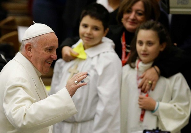 Papa Francisco tem audiência com o grupo Pueri Cantores no Vaticano (Foto: Alberto Pizzoli/Getty Images)