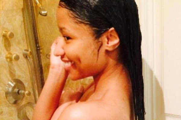Nicki Minaj adora tirar selfies e não pode deixar de incluir uma no chuveiro para o seu repertório. (Foto: Reprodução/Instagram)